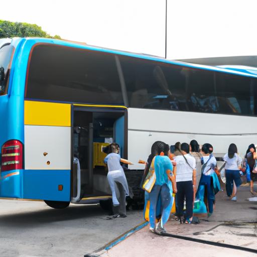 Đoàn khách lên xe buýt hiện đại tại trạm của Nhà Xe Hưng Thành tại thành phố Hồ Chí Minh.