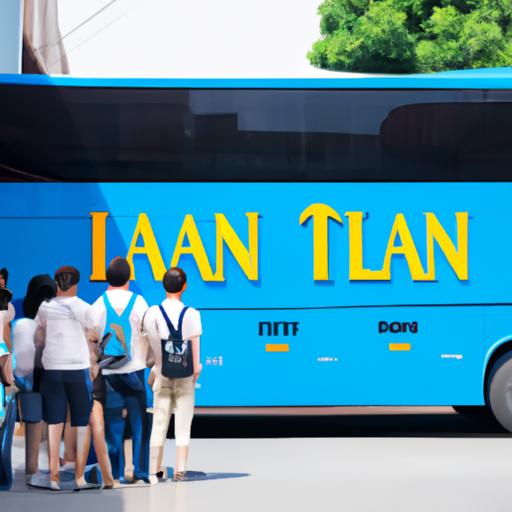 Đoàn khách lên xe buýt có logo Thảo Lan