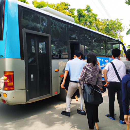 Đoàn khách lên xe buýt Tân Thành