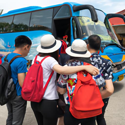 Đoàn khách du lịch hạnh phúc lên xe khách Vinh Hoa Lạng Sơn cho chuyến đi tham quan đẹp nhất.