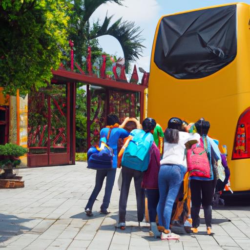 Đoàn khách du lịch xuống từ xe buýt Nhà xe Bảo An trước một danh lam thắng cảnh nổi tiếng tại Việt Nam.