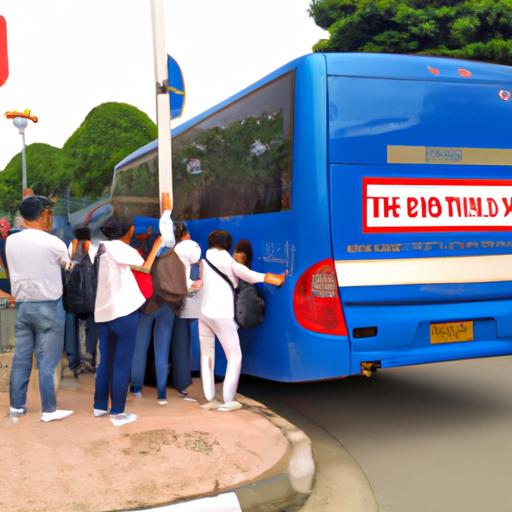 Đoàn khách xuống xe buýt có biển hiệu của Nhà xe Cường Thịnh Thái Nguyên Bảo Lâm