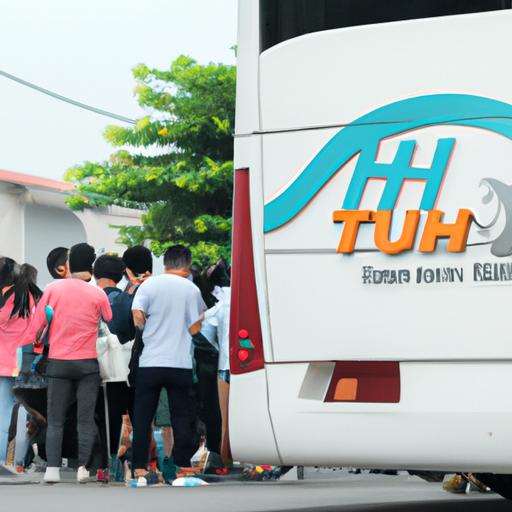 Đoàn khách xuống xe buýt mang logo của nhà xe Hương Ty tại bến xe