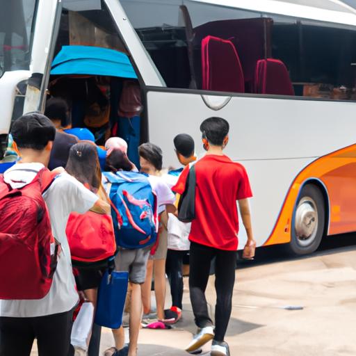 Nhóm du khách lên xe khách của nhà xe Hồng Kiên Phú Thọ Sài Gòn để bắt đầu hành trình của mình