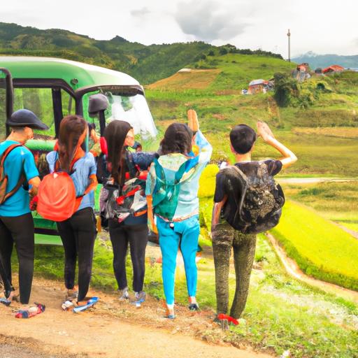 Một nhóm khách du lịch vui vẻ xuống xe buýt và ngắm nhìn những cánh đồng lúa đẹp tuyệt vời ở Mù Cang Chải.