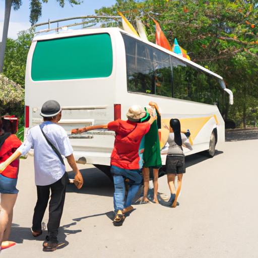 Du khách đang xuống xe vận chuyển của nhà xe Kim Hoàng Trà Vinh tại điểm tham quan nổi tiếng