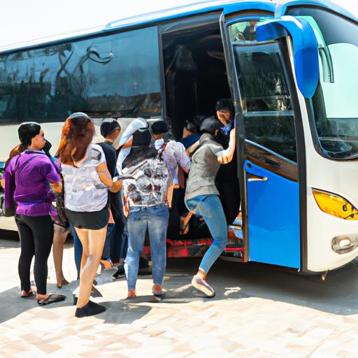 Đoàn khách du lịch lên xe buýt đi Tây Ninh tham quan trong một ngày.
