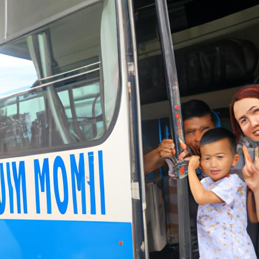 Gia đình hạnh phúc lên xe khách Phương Trang để đi du lịch đến Cà Mau