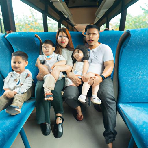 Gia đình hạnh phúc 4 người ngồi thoải mái trên xe buýt Nhà xe Thanh Hà, tận hưởng cảnh quan bên ngoài.