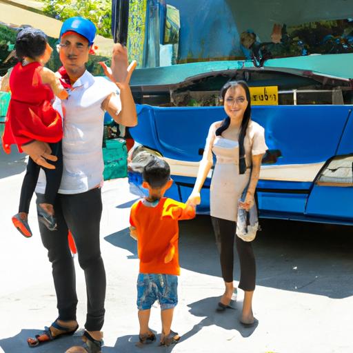 Một gia đình hạnh phúc gồm bốn người xuống xe buýt Vinh Thanh và được một nhân viên thân thiện đón tiếp.