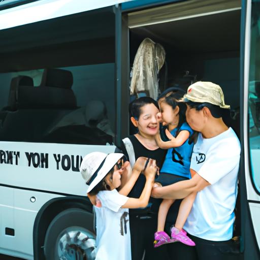 Một gia đình hạnh phúc lên xe bus của Nhà xe Vinh Đà Nẵng