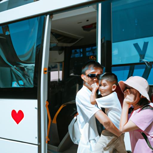Gia đình hạnh phúc lên xe buýt của Nhà Xe Hải Duyên Cai Lậy