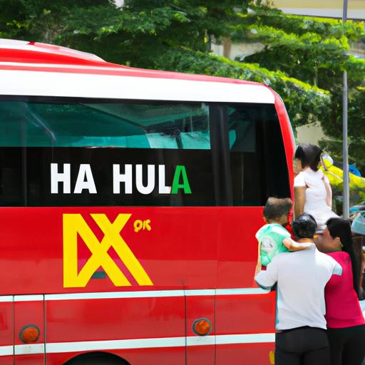 Một gia đình hạnh phúc lên xe khách mang biển hiệu 'Nhà xe Xuân Hoa'.