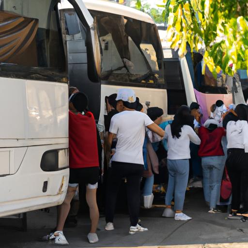 Một nhóm hành khách đang xếp hàng chờ lên xe buýt Đồng Nai