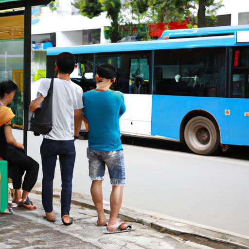 Hành khách đợi xe nhà xe Triệu Phố tại trạm xe buýt.