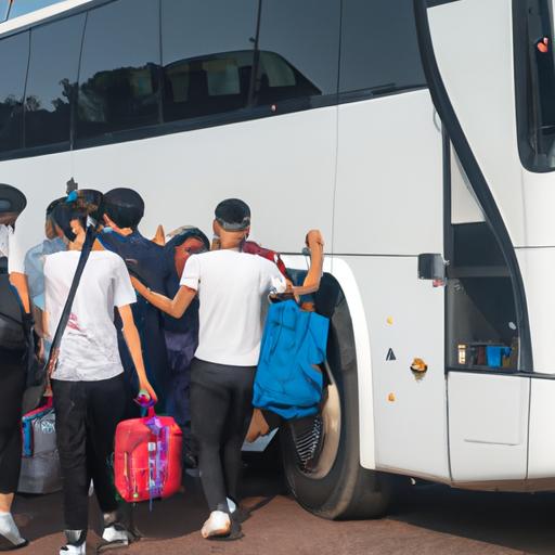Hành khách đang lên xe Bảo Yến Tuyên Quang với hành lý