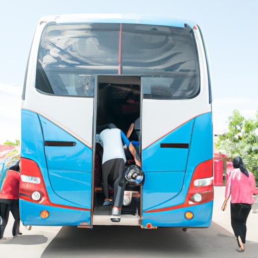 Hành khách lên xe bus của Nhà Xe Như Quỳnh Ninh Thuận cùng với hành lý của họ.