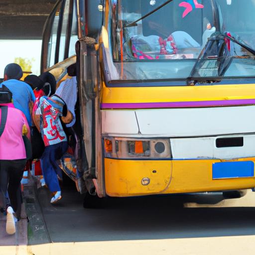 Hành khách lên xe bus của Nhà xe Phương Hồng Trang