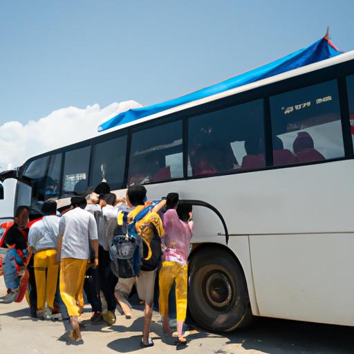 Hành khách lên xe bus của Nhà xe Phương Trang Phú Yên