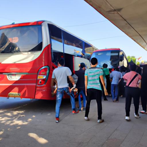 Một nhóm hành khách lên xe buýt của nhà xe Quảng Ninh tại bến xe.
