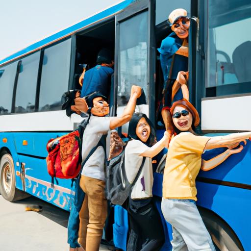Một nhóm hành khách vui vẻ lên xe bus của Nhà xe Dũng Minh Hà Tĩnh