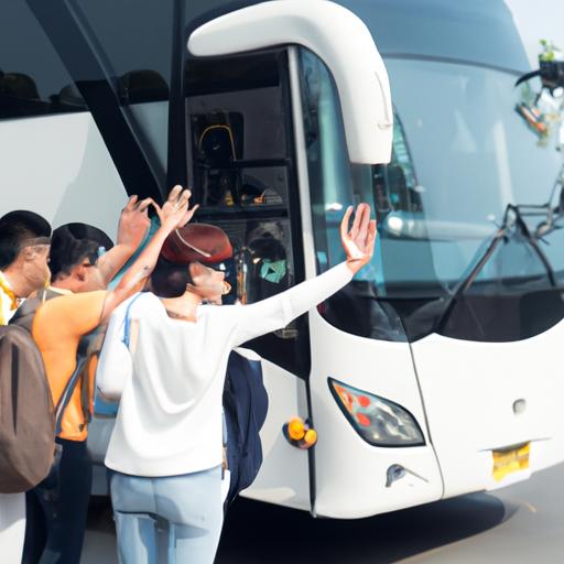 Hành khách lên xe bus Nhà Xe Thanh Huệ với nụ cười trên môi