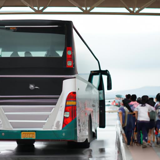 Hành khách lên xe bus Nhà Xe Việt Tân tại trạm Đà Nẵng.