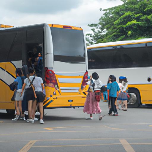 Hành khách đang lên xe buýt tại Nhà Xe Hiếu Viện Hà Tĩnh Sài Gòn
