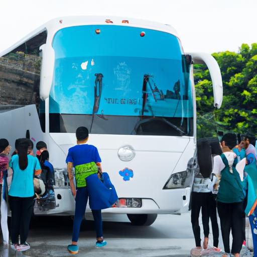 Hành khách lên xe buýt từ nhà xe Bảo Yến Tuyên Quang Mỹ Đình để đi chuyến dài.
