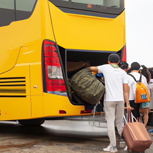 Hành khách lên xe buýt của Công ty Xe buýt Phượng Thu cùng với hành lý của họ.