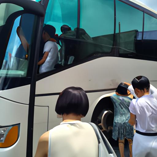 Hành khách lên xe buýt của Nhà xe Đức Hà