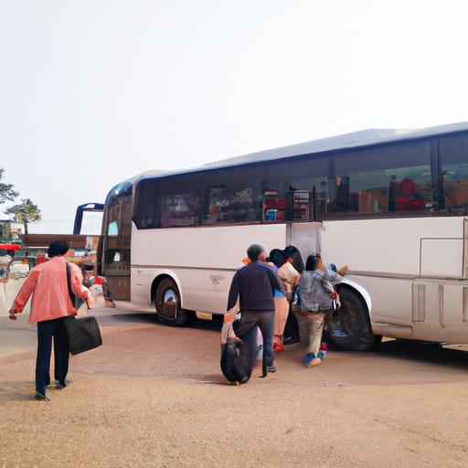 Hành khách lên xe buýt Hạnh Thuyên để đi đường dài