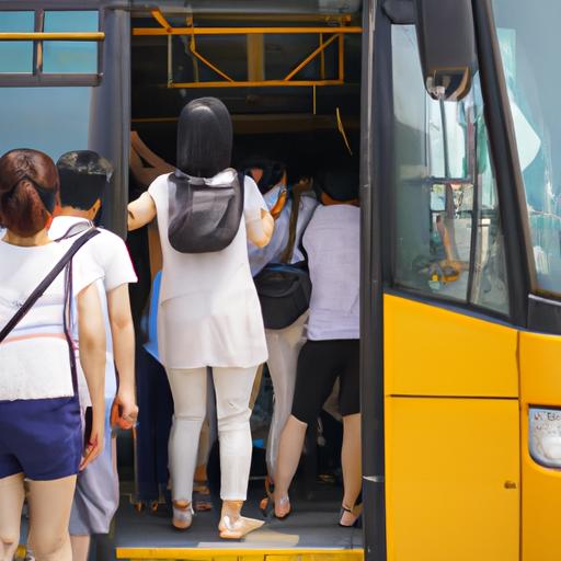 Hành khách lên xe buýt của nhà xe LAGI Sài Gòn