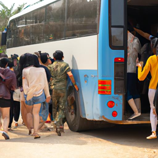 Hành khách lên xe buýt của Nhà xe Bảo Cúc điện Biên Mường Luân.