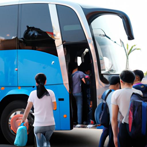 Hành khách lên xe buýt Nhà Xe Hoài Phương để đi chuyến dài.