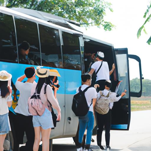 Hành khách lên xe buýt Nhà xe Mỹ Loan 2 chuẩn bị cho hành trình của mình.