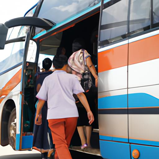 Hành khách lên xe buýt nhà xe Phương Trang Tiền Giang.