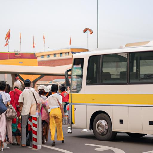 Một nhóm hành khách lên xe buýt Nhà xe Quang Anh tại một bến xe sầm uất của thành phố.