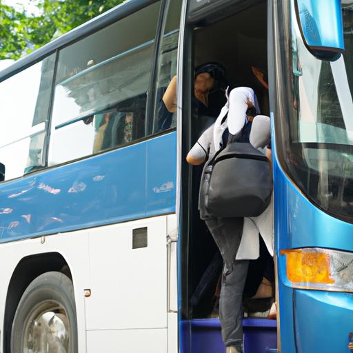 Hành khách lên xe buýt của Nhà xe Thanh Bắc.