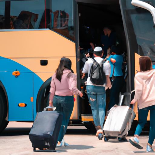 Hành khách lên xe buýt của Nhà Xe Vân Chính với hành lý của họ.
