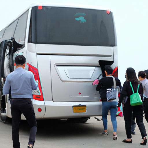 Hành khách lên xe buýt của Nhà Xe Văn Minh Diễn Châu.