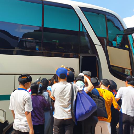 Hành khách lên xe buýt của Nhà xe Xuân Quỳnh
