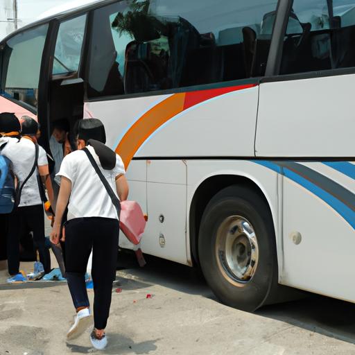Hành khách lên xe buýt của nhà xe Phương Trang BMT cho chuyến đi xa