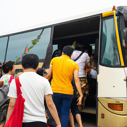 Hành khách lên xe buýt Phương Trang đến Điện Biên Phủ