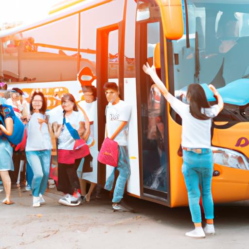 Một nhóm hành khách vui vẻ lên xe buýt của Nhà xe Tân Quang Dũng.