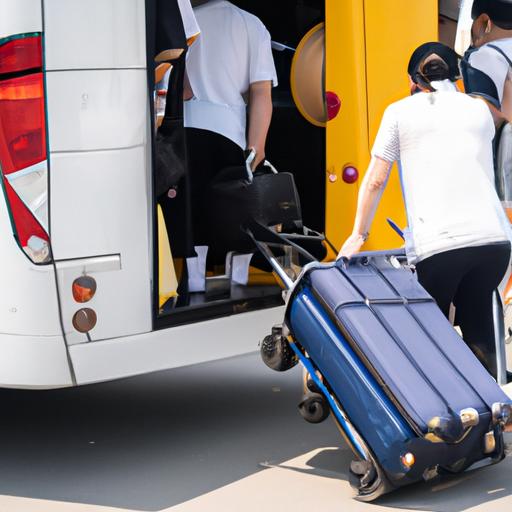 Hành khách lên xe buýt Tuấn Tú với hành lý trong tay