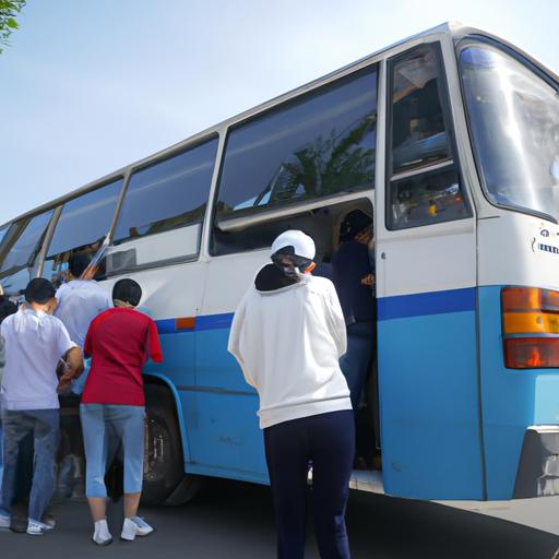Hành khách lên xe buýt Vinh Hoa