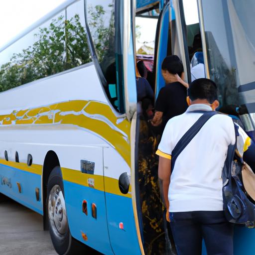Hành khách đang lên xe buýt của công ty vận tải Thuận Hưng Tiền Giang để có một chuyến đi an toàn và thoải mái.