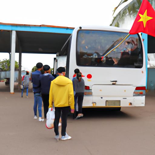 Hành khách lên xe của Công ty Xe Cà Mau tại bến xe.