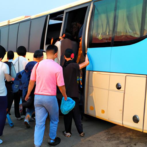 Đoàn khách lên xe tại điểm đón để đến Thanh Hóa.